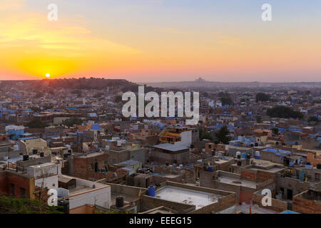 L'Inde, Rajasthan, Jodhpur, le lever du soleil sur la vieille ville et palais d'Umaid Bhawan dans la distance Banque D'Images