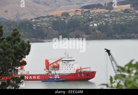 Christchurch, Nouvelle-Zélande. 16 janvier, 2015. Brise-glace de la Chine et du navire de recherche polaire Xue Long arrive au port Lyttelton à Christchurch, Nouvelle-Zélande, le 16 janvier 2015. Xue Long est arrivé à Port Lyttelton à Christchurch le vendredi. Il serait à quai à Lyttelton pour le ravitaillement et le transfert du fret après un voyage à travers l'océan du sud de la région de la mer de Ross en Antarctique. © Su Liang/Xinhua/Alamy Live News Banque D'Images