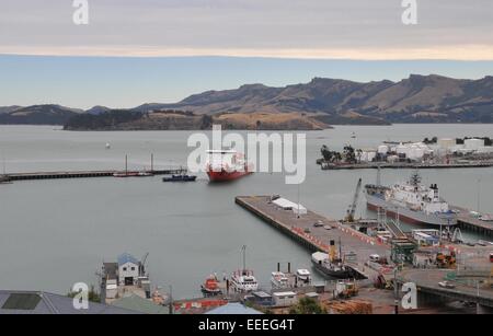 Christchurch, Nouvelle-Zélande. 16 janvier, 2015. Brise-glace de la Chine et du navire de recherche polaire Xue Long arrive au port Lyttelton à Christchurch, Nouvelle-Zélande, le 16 janvier 2015. Xue Long est arrivé à Port Lyttelton à Christchurch le vendredi. Il serait à quai à Lyttelton pour le ravitaillement et le transfert du fret après un voyage à travers l'océan du sud de la région de la mer de Ross en Antarctique. © Su Liang/Xinhua/Alamy Live News Banque D'Images