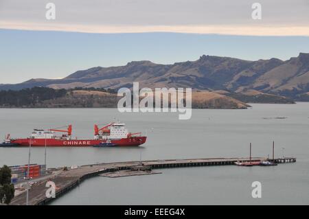 Christchurch, Nouvelle-Zélande. 16 janvier, 2015. Brise-glace de la Chine et du navire de recherche polaire Xue Long arrive au port Lyttelton à Christchurch, Nouvelle-Zélande, le 16 janvier 2015. Xue Long est arrivé à Port Lyttelton à Christchurch le vendredi. Il serait à quai à Lyttelton pour le ravitaillement et le transfert du fret après un voyage à travers l'océan du sud de la région de la mer de Ross en Antarctique. © Su Liang/Xinhua/Alamy Live News Banque D'Images