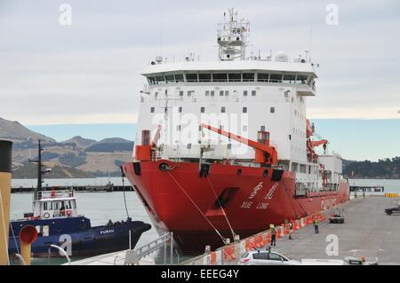 Christchurch, Nouvelle-Zélande. 16 janvier, 2015. Brise-glace de la Chine et du navire de recherche polaire Xue Long quais à Lyttelton Port de Christchurch, Nouvelle-Zélande, le 16 janvier 2015. Xue Long est arrivé à Port Lyttelton à Christchurch le vendredi. Il serait à quai à Lyttelton pour le ravitaillement et le transfert du fret après un voyage à travers l'océan du sud de la région de la mer de Ross en Antarctique. © Su Liang/Xinhua/Alamy Live News Banque D'Images