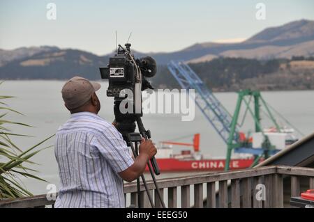 Christchurch, Nouvelle-Zélande. 16 janvier, 2015. Un journaliste des médias locaux de la Chine films brise-glace et le navire de recherche polaire Xue Long proche Port Lyttelton à Christchurch, Nouvelle-Zélande, le 16 janvier 2015. Xue Long est arrivé à Port Lyttelton à Christchurch le vendredi. Il serait à quai à Lyttelton pour le ravitaillement et le transfert du fret après un voyage à travers l'océan du sud de la région de la mer de Ross en Antarctique. © Su Liang/Xinhua/Alamy Live News Banque D'Images