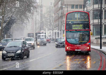 La circulation à proximité de Hyde Park Corner sur un jour de neige Banque D'Images