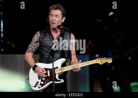 Peter Maffay musicien joue sur la scène au cours de sa 'Wenn das ist so' (si c'est comme ça) à l'O2 World lieu d'exposition à Hambourg, Allemagne, 15 janvier 2015. Photo : Joern Pollex/dpa Banque D'Images