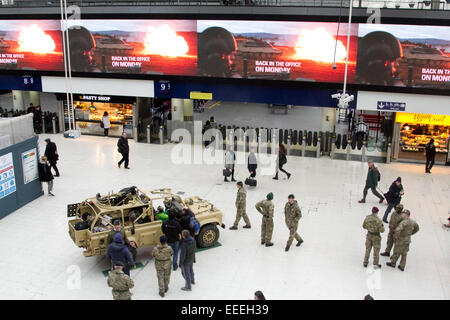 Londres, Royaume-Uni. 16 janvier 2015. Un véhicule militaire dans le cadre du recrutement de l'armée à la gare de Waterloo à Londres. Credit : amer ghazzal/Alamy Live News Banque D'Images