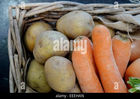 Les carottes et les pommes de terre, de l'Allemagne, ville d'Osterode, 14. Janvier 2015. Photo : Frank May Banque D'Images