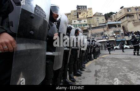 (150116) -- AMMAN, 16 janvier 2015 (Xinhua) -- La police anti-émeute jordanienne montent la garde lors d'une protestation contre le magazine français Charlie Hebdo après prier Vendredi à Amman, Jordanie, le 16 janvier 2014. (Xinhua/Mohammad Abu Ghosh)(bxq) Banque D'Images