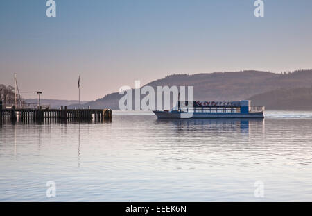 Le croiseur de loisirs à travers le lac Windermere, voiles vers une jetée Banque D'Images