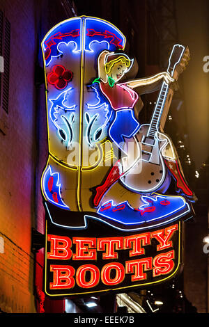 L'enseigne au néon de Betty Boots et autres honky-tonks sur Broadway inférieur à Nashville, TN. Banque D'Images