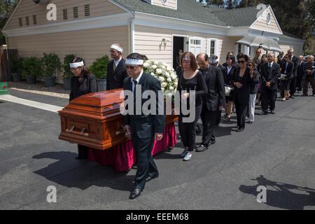 Les membres de la famille, les amis en deuil au service funéraire vietnamiens, Little Saigon district, City of westminster, Californie Banque D'Images