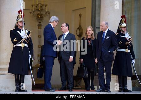 Le secrétaire d'Etat américain John Kerry s'entretient avec le président français François Hollande comme ambassadeur Jane Hartley et le ministre français des Affaires étrangères, Laurent Fabius, regardez sur à l'Elysée le 16 janvier 2015 à Paris, France. Le secrétaire est en visite dans la capitale française pour rendre hommage aux victimes des attaques de tir de la semaine dernière à Paris. Banque D'Images