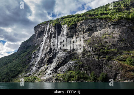 Cascade dans le Geirangerfjord en Norvège Banque D'Images