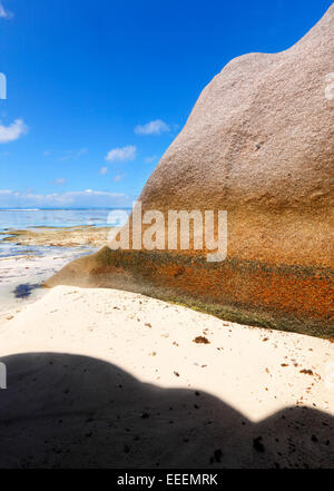 Rocher de granit sur la plage de sable, l'île de La Digue, Seychelles Banque D'Images