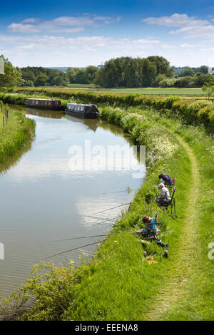 Royaume-uni, Angleterre, dans le Wiltshire, Vale de Pewsey, Horton, les pêcheurs à la pêche sur de longue et tranquille du canal de Kennet et Avon Banque D'Images