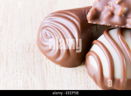 Pralines au chocolat sur le bois. Macro image Banque D'Images