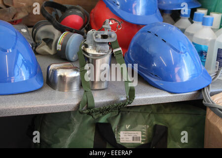L'auto-sauveteur et un casque dans un écran d'équipement de protection utilisé par les mineurs sous terre Banque D'Images