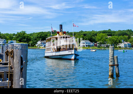 La vapeur au charbon Sabino sur la Mystic River au musée maritime Mystic Seaport, Mystic, Connecticut, USA Banque D'Images
