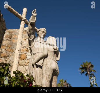 Le 4 août 2012 - San Juan Capistrano, Californie, États-Unis - 1914 Une statue de Fray Junipero Serra avec un Amérindien converti est sur l'écran aux côtés de l'ancienne église en pierre d'origine et les cloches de la Mission La mission de San Juan Capistrano----Mission San Juan Capistrano, fondée le 1 novembre 1776 par Fray Junipero Serra, est la seule mission restant dans le comté d'Orange avec le plus ancien bâtiment dans l'état de Californie et connu sous le nom de Serra Chapelle où la messe catholique est proposé une fois par semaine ainsi que des mariages.---------le Pape François a annoncé ses plans pour canoniser père franciscain Banque D'Images