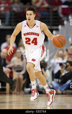 15 janvier 2015 : Wisconsin Badgers guard Bronson Koenig # 24 dribbles au cours de la cour de jeu de basket-ball de NCAA entre le Wisconsin Badgers et Nebraska Cornhuskers au Kohl Center à Madison, WI. Le Wisconsin a battu Minnesota 70-55. John Fisher/CSM Banque D'Images