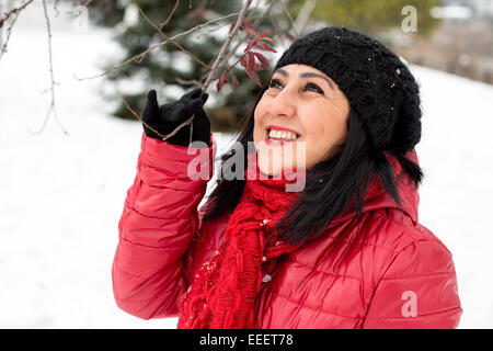 Les femmes turques aux cheveux noirs à la recherche de branches d'un jour de neige Banque D'Images