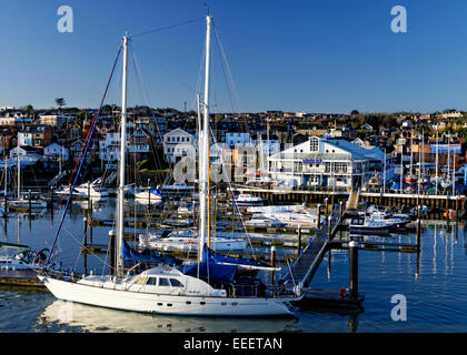 Yachts amarrés à côté de Cowes Yacht Haven, à l'île de Wight au début du matin Banque D'Images