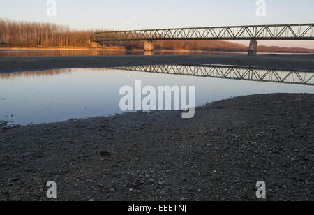 VAMOSSZABADI, HONGRIE - 13 février 2014 : Le Vamosszabadi Pont sur le Danube en temps de faibles niveaux d'eau Banque D'Images