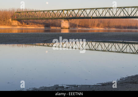 VAMOSSZABADI, HONGRIE - 13 février 2014 : Le Vamosszabadi Pont sur le Danube en temps de faible niveau d'eau libre Banque D'Images