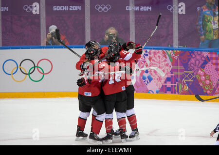 L'équipe de femmes Canada célèbre lors d'un match contre USA aux Jeux Olympiques d'hiver de Sotchi en 2014, Banque D'Images