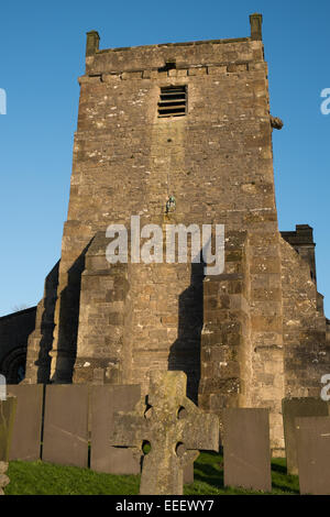 Un pittoresque village anglais Tissington dans le Derbyshire Peak District, ici St Marys church Tissington avec tour normande Banque D'Images