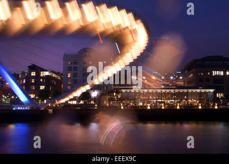 Millenium Bridge terminant la nuit, Newcastle Gateshead quayside Banque D'Images