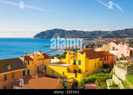 L'Italien multi colored village sur la mer ligurienne avec beau paysage en arrière-plan. La lumière du matin, les couleurs sont éclatantes. Banque D'Images