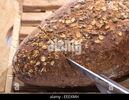 Le pain au couteau sur une planche à découper en bois Détail Banque D'Images
