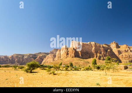 Paysage sec dans le plateau du sud de la région du Tigré, près de l'église Gheralta cluster, l'Éthiopie. Formation rocheuse érodée. Banque D'Images