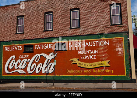 Vieux signe Coca-Cola dans la ville historique de Hendersonville, NC Banque D'Images