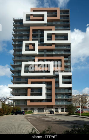La conception moderne de la Rocha Tower apartment block dans Praia da Rocha, Algarve, Portugal Banque D'Images