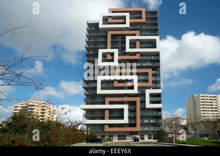 La conception moderne de la Rocha Tower apartment block dans Praia da Rocha, Algarve, Portugal Banque D'Images