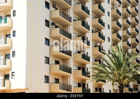 Un bloc d'appartements de vacances Praia da Rocha, Algarve, Portugal. Banque D'Images