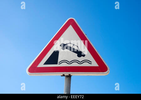 Panneau routier européen montrant une voiture roulant dans l'eau Banque D'Images