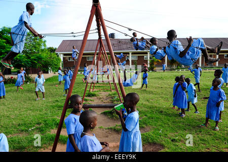 Bukoba en Tanzanie, les enfants jouent à des jeux pour enfants à l'école de swing Banque D'Images