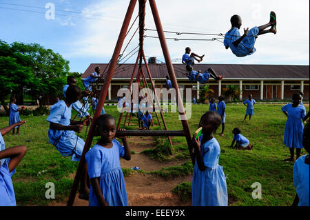 Bukoba en Tanzanie, les enfants jouent à des jeux pour enfants à l'école de swing Banque D'Images