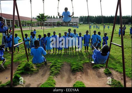 Bukoba en Tanzanie, les enfants jouent à des jeux pour enfants à l'école de swing Banque D'Images