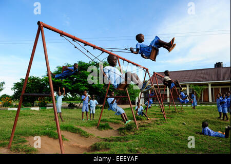 Bukoba en Tanzanie, les enfants jouent à des jeux pour enfants à l'école de swing Banque D'Images