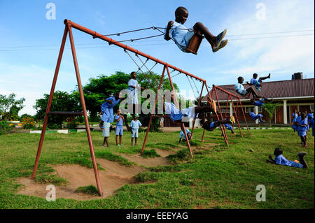 Bukoba en Tanzanie, les enfants jouent à des jeux pour enfants à l'école de swing Banque D'Images