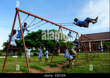 Bukoba en Tanzanie, les enfants jouent à des jeux pour enfants à l'école de swing Banque D'Images