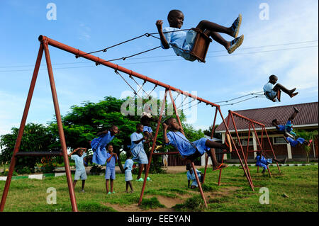 Bukoba en Tanzanie, les enfants jouent à des jeux pour enfants à l'école de swing Banque D'Images