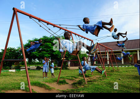 Bukoba en Tanzanie, les enfants jouent à des jeux pour enfants à l'école de swing Banque D'Images