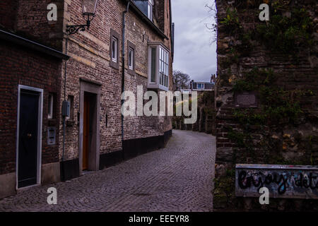 Vieille rue étroite et graffiti moderne dans la ville de Maastricht, Limbourg, Pays-Bas Banque D'Images