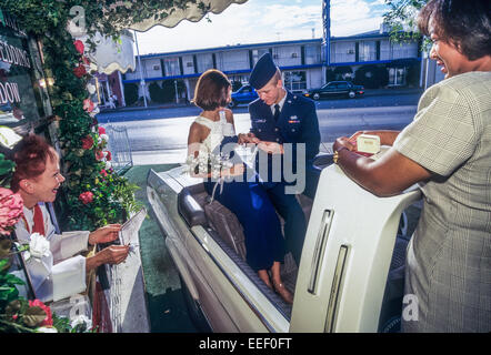 LAS VEGAS, NV - 1 juillet : Senior couples se marient à Las Vegas, Nevada le 1 juillet 1996. Banque D'Images