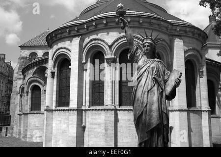 Réplique de la Statue de la liberté à l'extérieur Musée des Arts et Métiers, Paris, France Banque D'Images