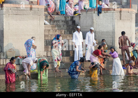 Varanasi, Inde. Les hindous la baignade et prier dans le Gange Banque D'Images